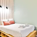Stylish 2-Bedroom Loft In The Heart Of Paris With Air Conditioning