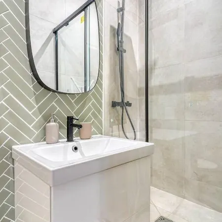 Apartment Stylish 2-bedroom Loft In The Heart Of With Air Conditioning