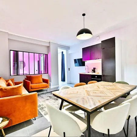 Stylish 2-bedroom Loft In The Heart Of With Air Conditioning Apartment