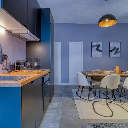 Stylish 2-bedroom Loft In The Heart Of With Air Conditioning